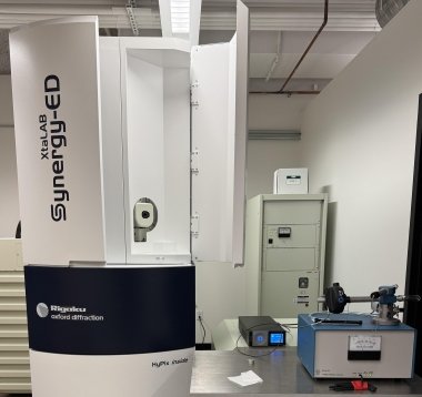 Electron diffractometer and cryotransfer system
