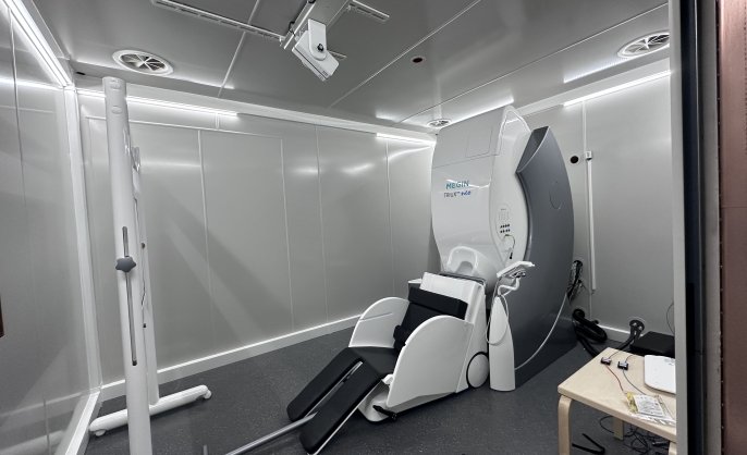 Photo of MEGIN TRUIX Neo system and shielded room.